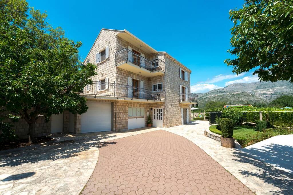 Vila Vergatum-Privacy,Gym,Billiards,Table Tennis Donji Brgat Exterior photo